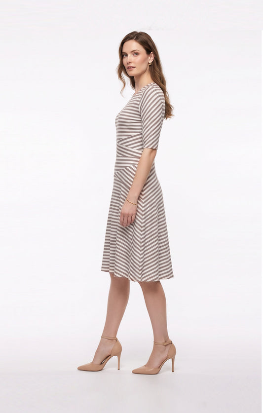Vestido estampado de rayas beige