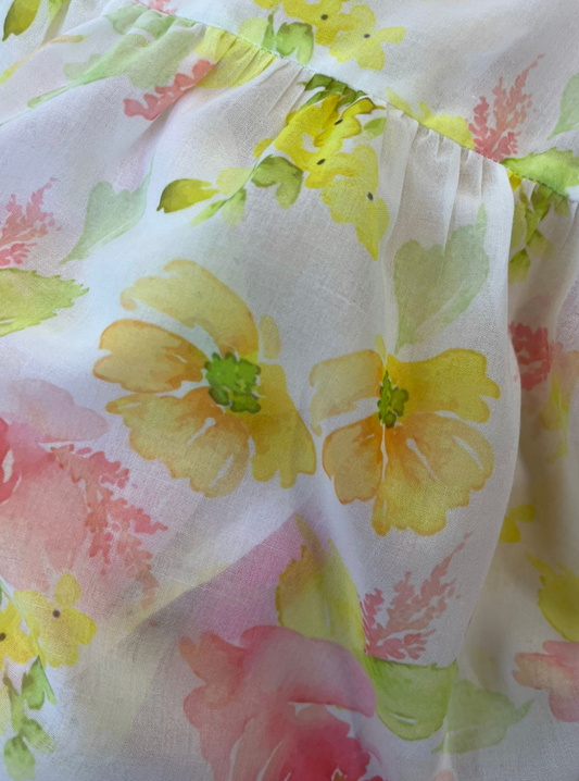 Vestido floral amarillo con rosa estilo camisero