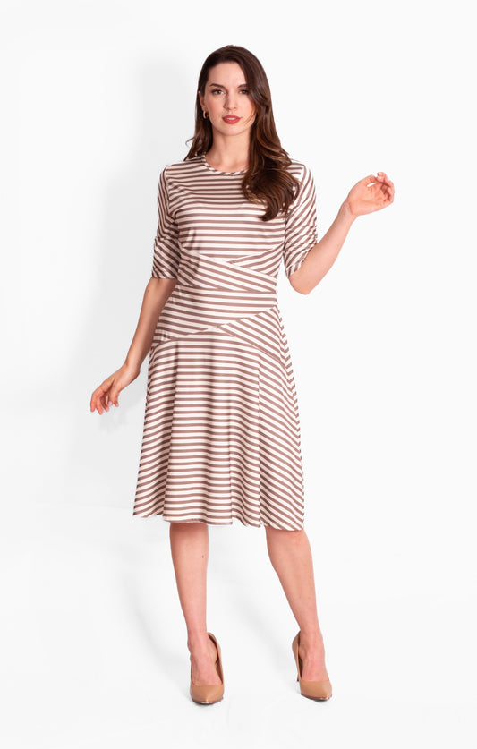 Vestido estampado de rayas beige