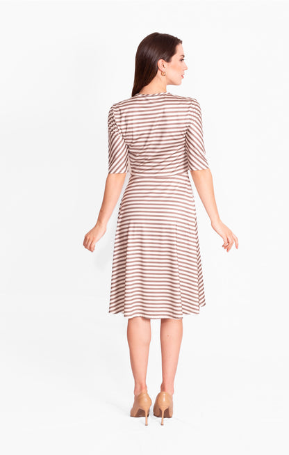 Vestido estampado de rayas beige