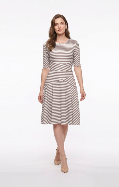 Vestido estampado de rayas beige