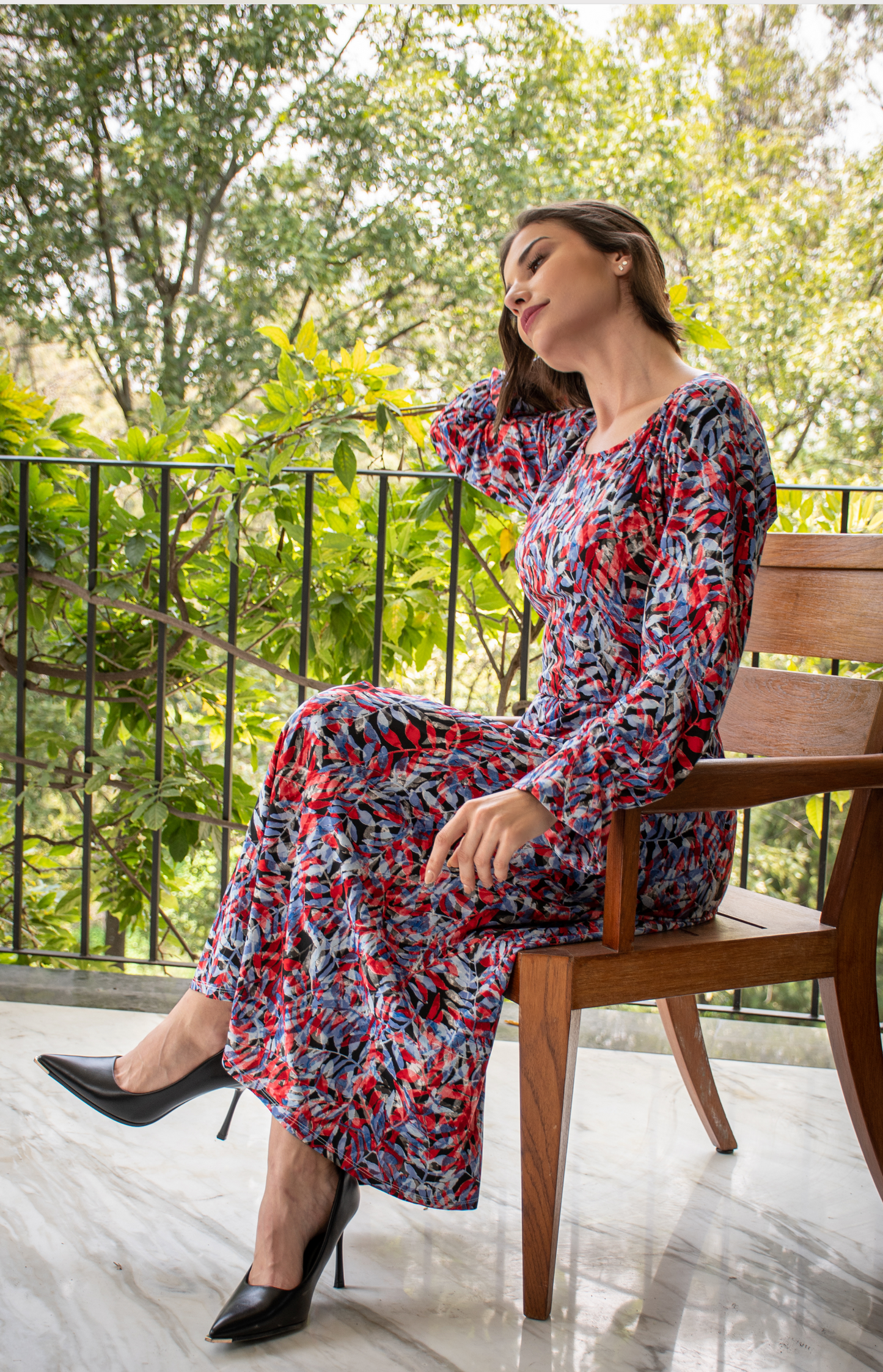Vestido de licra estampado en hojas Rojo con Azul y Negro