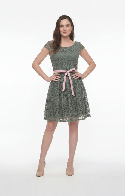 Vestido de encaje en verde olivo