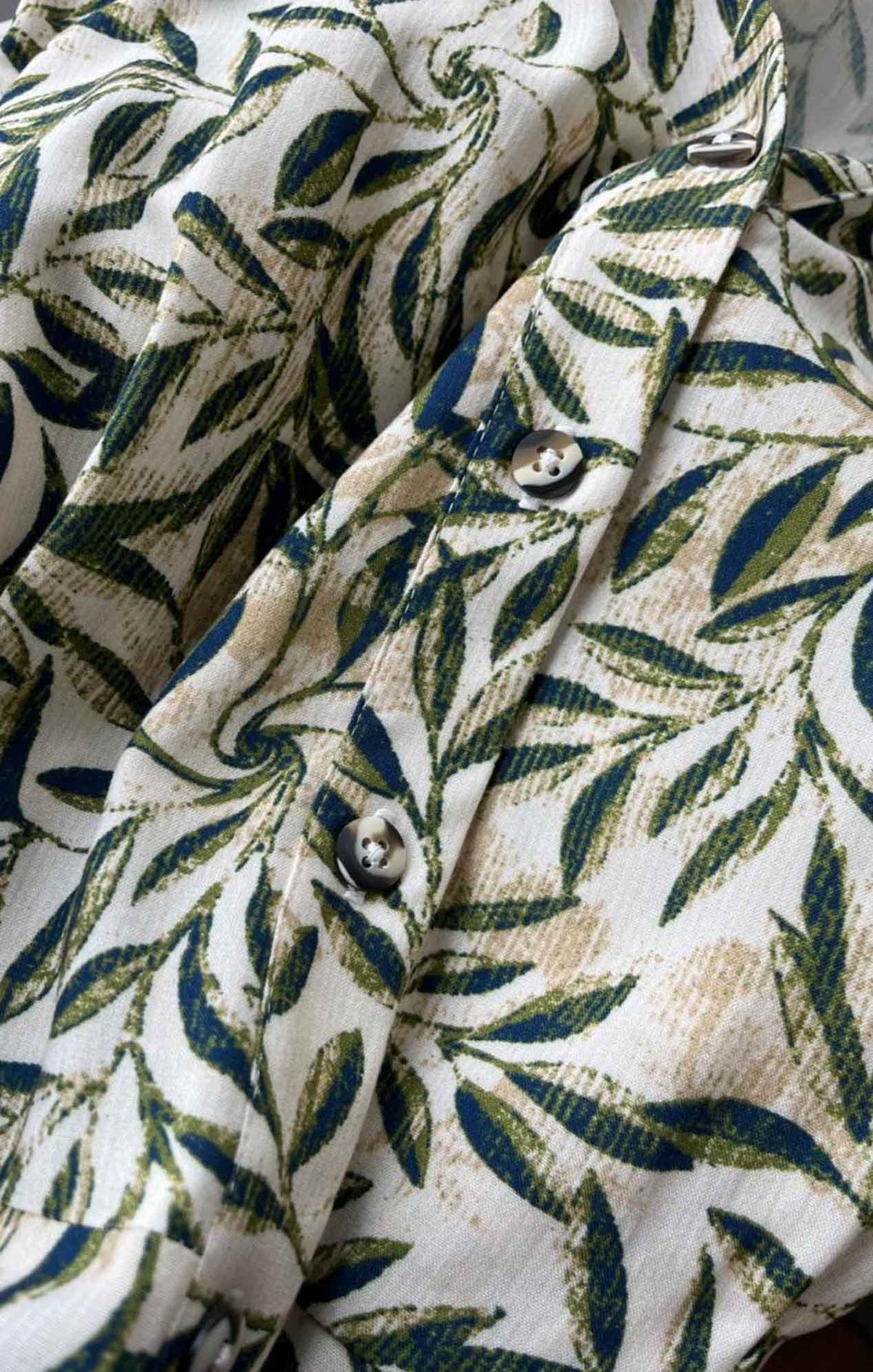 Vestido camisero estampado hojas verdes