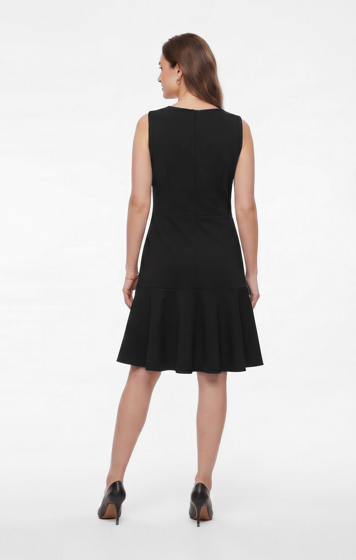 Vestido negro con cierre al frente.
