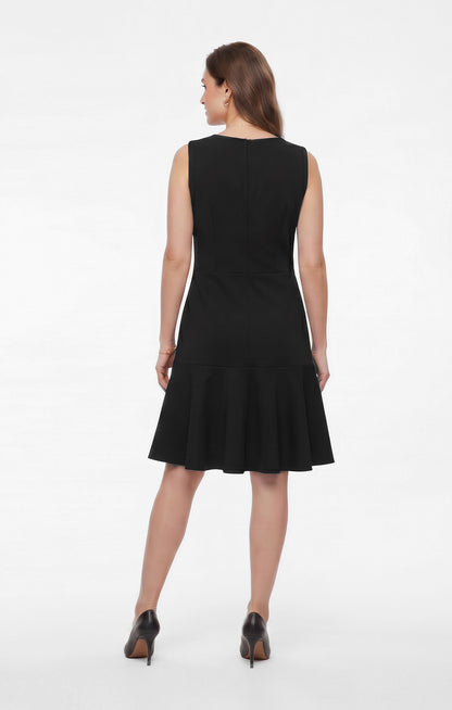 Vestido negro con cierre al frente.