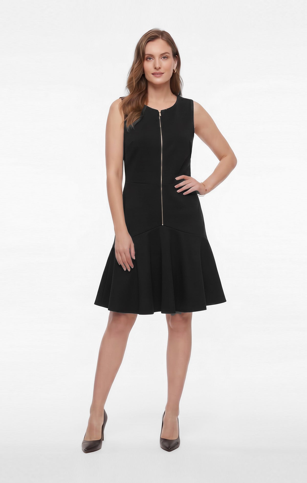 Vestido negro con cierre al frente.