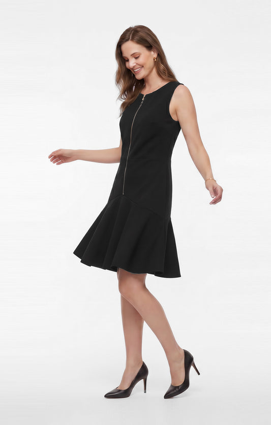Vestido negro con cierre al frente.