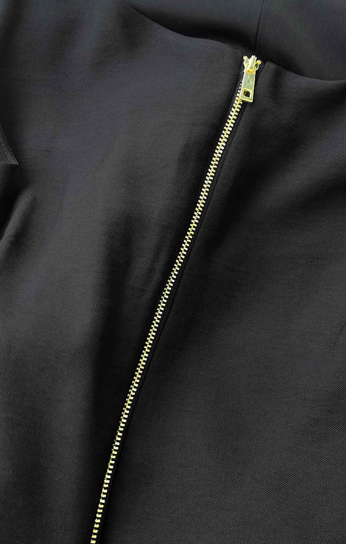 Vestido negro con cierre al frente.