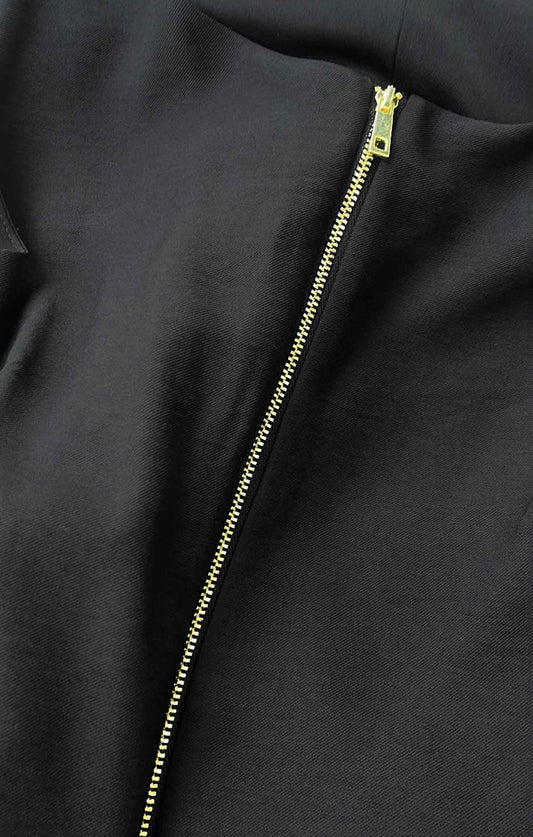 Vestido negro con cierre al frente.